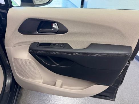 Used 2023 Chrysler Pacifica Touring-L FWD image 34