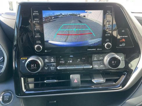 Used 2022 Toyota Highlander XLE image 17
