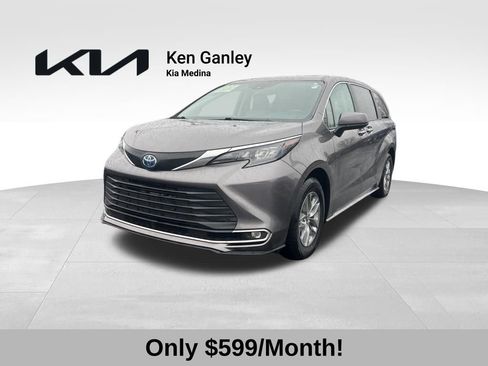 Used 2024 Toyota Sienna XLE image 1