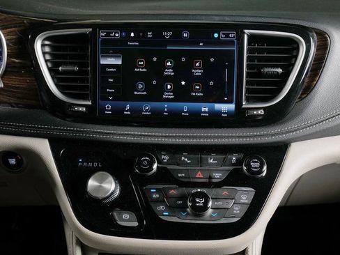 Used 2023 Chrysler Pacifica Limited FWD image 16