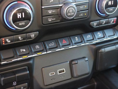 Used 2022 Chevrolet Silverado 1500 LTZ AWD/4WD image 29