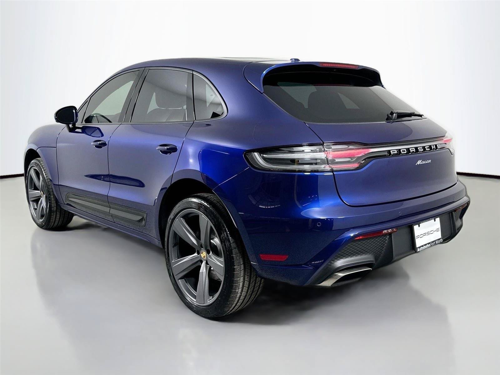 Certified 2026 Porsche Macan AWD/4WD image 3