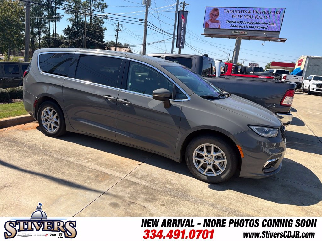 Used 2023 Chrysler Pacifica Touring-L FWD image 13