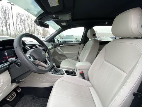 Used 2022 Volkswagen Tiguan SE R-Line image 17