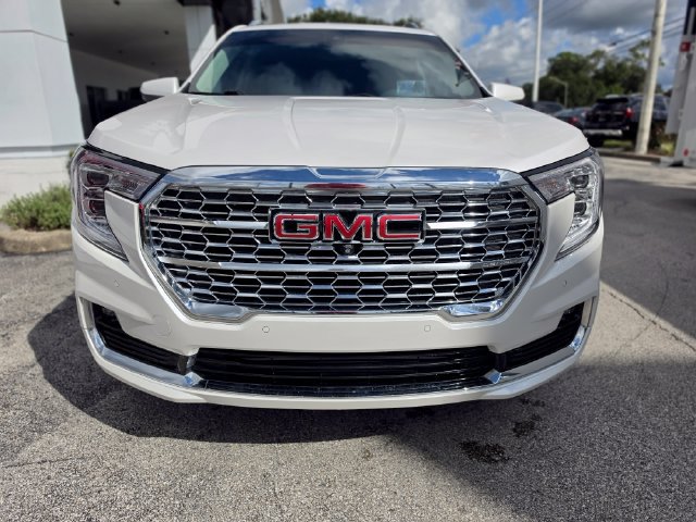 Used 2024 GMC Terrain Denali w/ Denali Premium Package AWD/4WD image 7