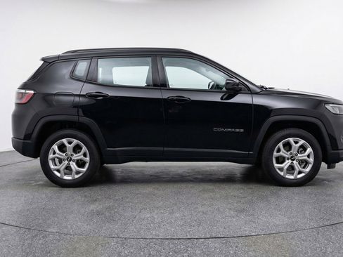 Used 2025 Jeep Compass Latitude AWD/4WD image 11