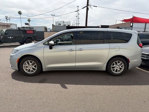 Used 2023 Chrysler Pacifica Touring-L image 4