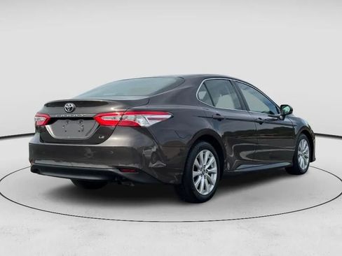 Used 2018 Toyota Camry LE image 6