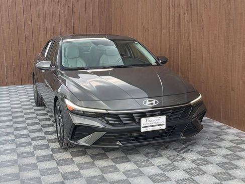 Used 2025 Hyundai Elantra Limited FWD image 13