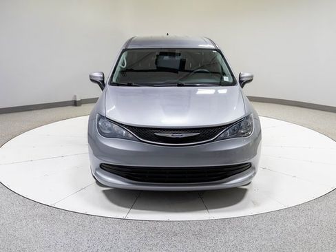 Used 2020 Chrysler Voyager L image 3