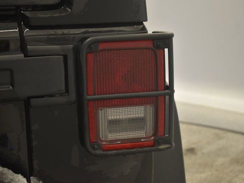 Used 2013 Jeep Wrangler Unlimited Sahara image 19