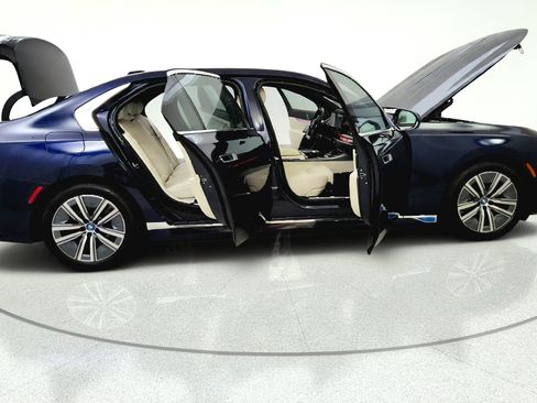 Used 2023 BMW i7 xDrive60 w/ Executive Package 2 AWD/4WD image 15