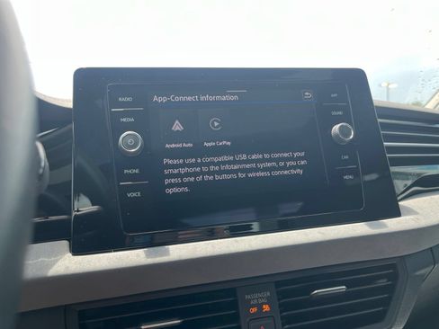 Certified 2025 Volkswagen Jetta SE FWD image 22
