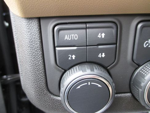 Used 2021 Chevrolet Tahoe Premier w/ Premium Package AWD/4WD image 17