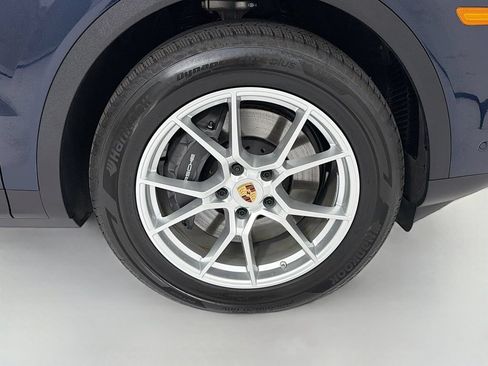 Certified 2025 Porsche Cayenne AWD/4WD image 36