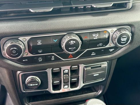 Used 2025 Jeep Gladiator Sport AWD/4WD image 29