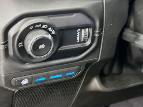 Used 2025 Jeep Wrangler Sahara image 17