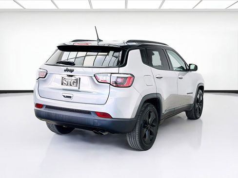 Used 2019 Jeep Compass Latitude FWD image 4