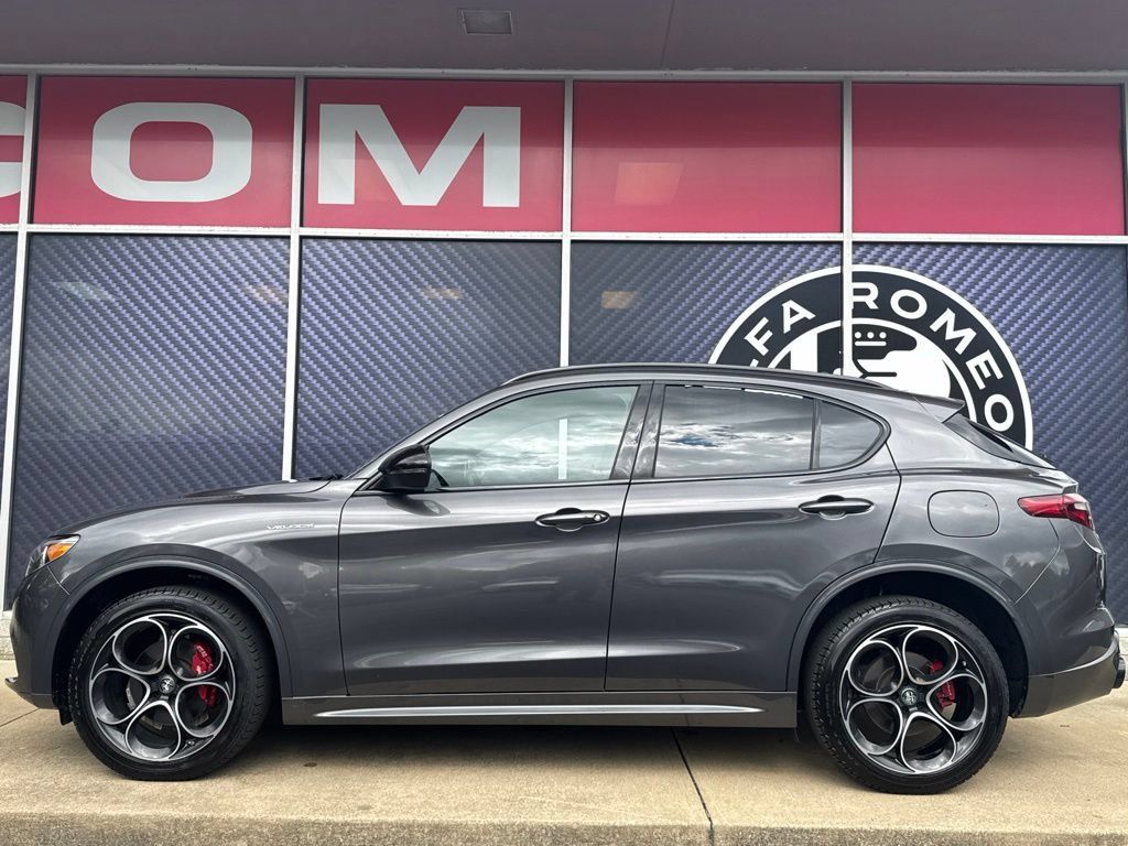 Used 2023 Alfa Romeo Stelvio Veloce AWD/4WD image 15