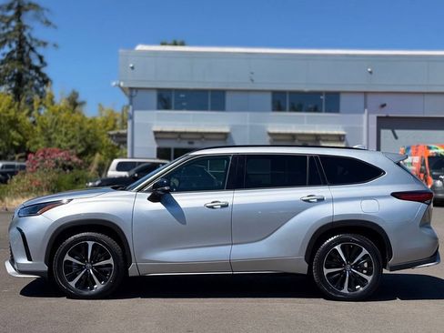 Used 2022 Toyota Highlander XSE AWD/4WD image 2