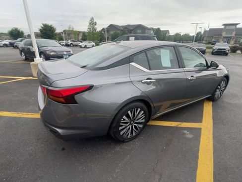 Used 2025 Nissan Altima 2.5 SV FWD image 2