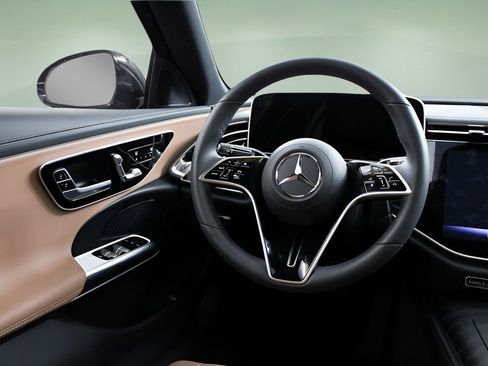 Used 2025 Mercedes-Benz E 450 4MATIC Sedan image 21