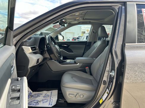 Certified 2024 Toyota Highlander XLE image 13