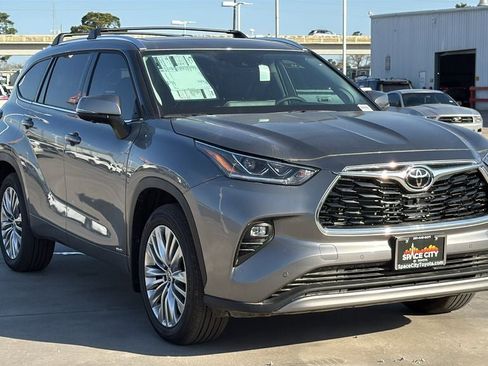 New 2025 Toyota Highlander Platinum image 7