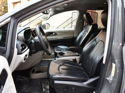 Used 2022 Chrysler Pacifica Touring-L image 20