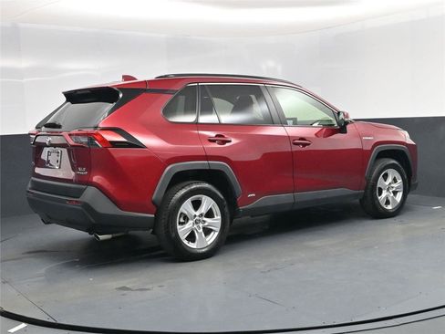 Used 2020 Toyota RAV4 XLE w/ Convenience Package image 4