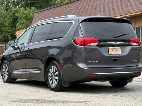 Used 2020 Chrysler Pacifica Limited w/ Advanced Safetytec Group FWD image 3
