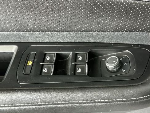 Used 2024 Volkswagen Atlas SE FWD image 17