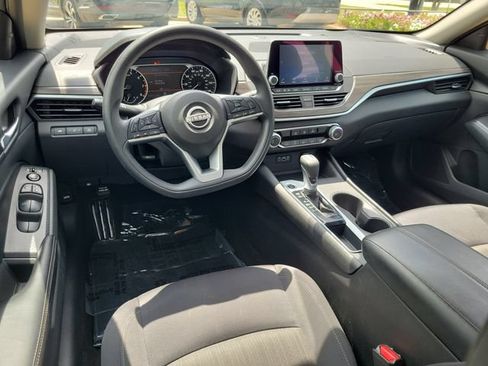 Used 2025 Nissan Altima 2.5 SV FWD image 10