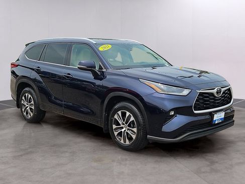 Used 2021 Toyota Highlander XLE AWD/4WD image 3