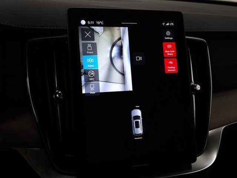 Certified 2025 Volvo XC90 B6 Plus image 31