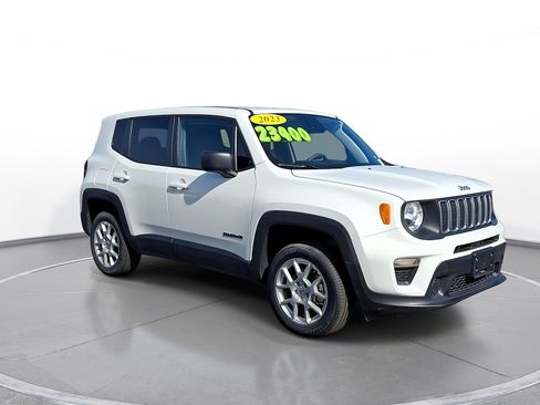 Used 2023 Jeep Renegade Latitude AWD/4WD image 2