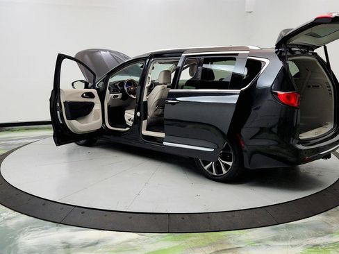 Used 2018 Chrysler Pacifica Limited image 12