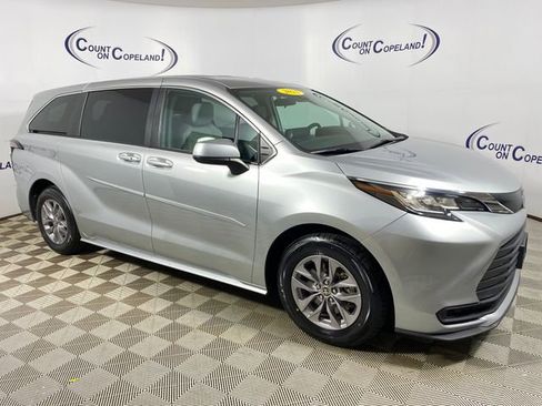 Used 2023 Toyota Sienna LE image 1