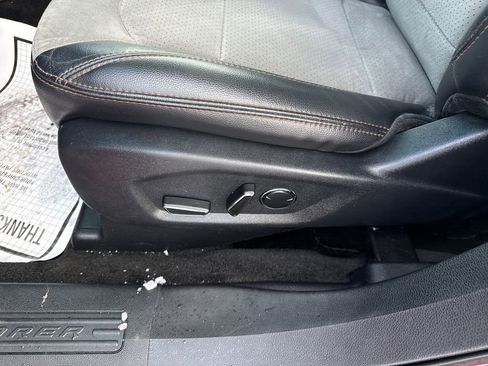 Used 2017 Ford Explorer XLT w/ XLT Technology Feature Bundle image 33