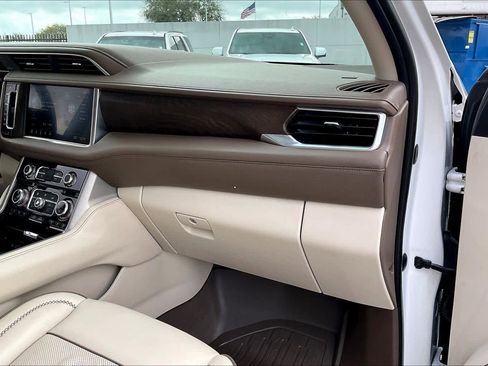 Used 2021 GMC Yukon Denali w/ Denali Premium Package image 18