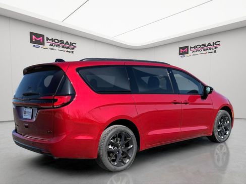 New 2026 Chrysler Pacifica Select image 3