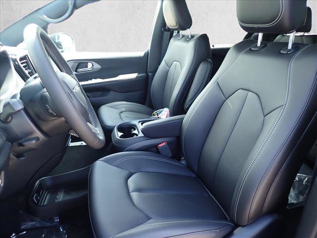 New 2027 Chrysler Pacifica Select w/ Family Tech Group AWD/4WD image 13