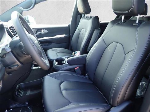 New 2027 Chrysler Pacifica Select AWD/4WD image 13