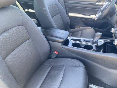 Used 2024 Nissan Altima 2.5 SV FWD image 9