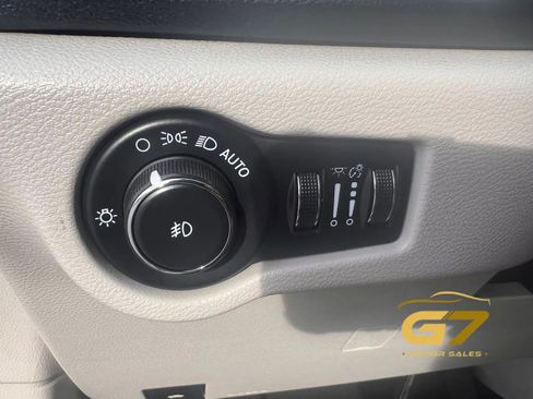 Used 2026 Chrysler Pacifica Select FWD image 11