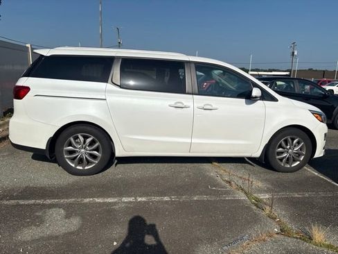 Used 2020 Kia Sedona EX FWD image 2