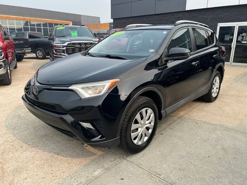 Used 2018 Toyota RAV4 LE AWD/4WD image 3