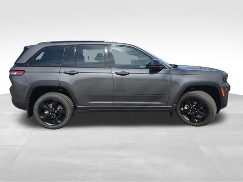 Used 2025 Jeep Grand Cherokee Limited w/ Black Appearance Package AWD/4WD image 9