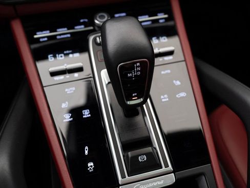 Certified 2023 Porsche Cayenne Platinum Edition image 36