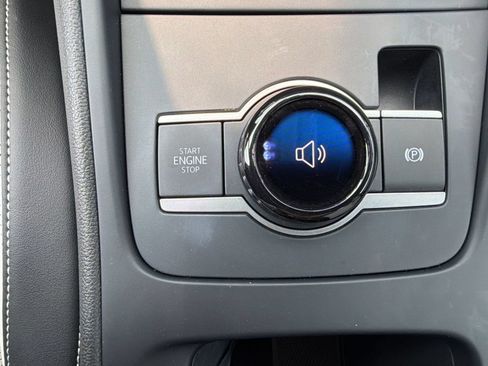 Used 2025 Volkswagen Tiguan SE AWD/4WD image 16
